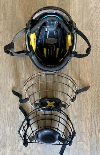 Used Medium Bauer Re-Akt 200 Helmet