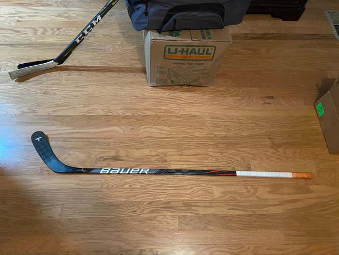 New Senior Bauer Right Handed Vapor FlyLite Hockey Stick Mid Pattern Pro Stock