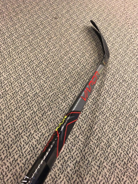 SeniorBauer Right Handed Vapor FlyLite P28m Pattern Custom Pro Stock Hockey Stick