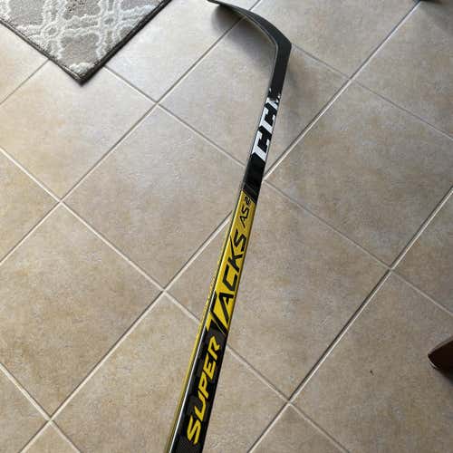 Intermediate Right Handed Super Tacks AS2 Pro Mid Pattern Hockey Stick