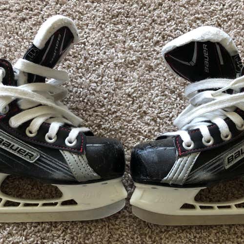 Youth Bauer Vapor X200 Regular Width  Size 11 Hockey Skates