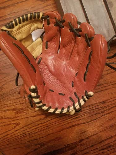Brown Used Kid Pitch (9YO-13YO) Wilson Right Hand Throw Infield A550 Baseball Glove 11"