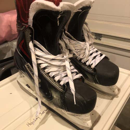 Senior Bauer Vapor APX2 Regular Width Pro Stock Size 8.5 Hockey Skates