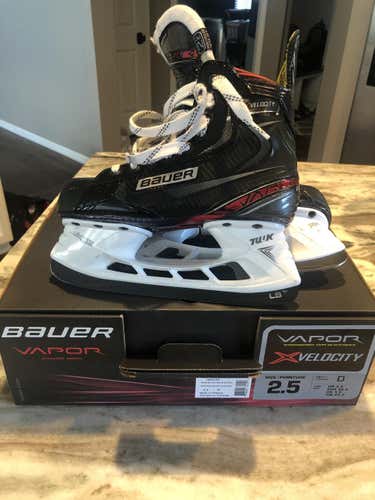 Used/ Like New Junior Bauer Vapor X Velocity Hockey Skates Regular Width Size 2.5 owned for 1month