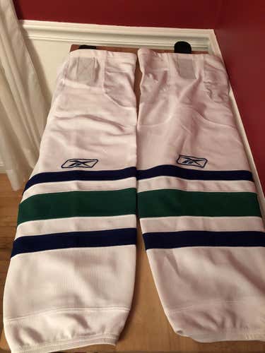 White Used Senior Large Reebok Socks Vancouver Canucks