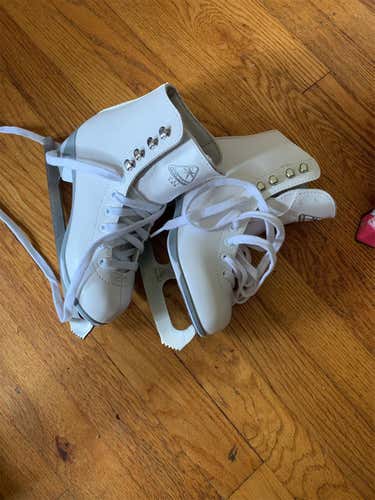 White Used Jackson Size 2 Figure Skates
