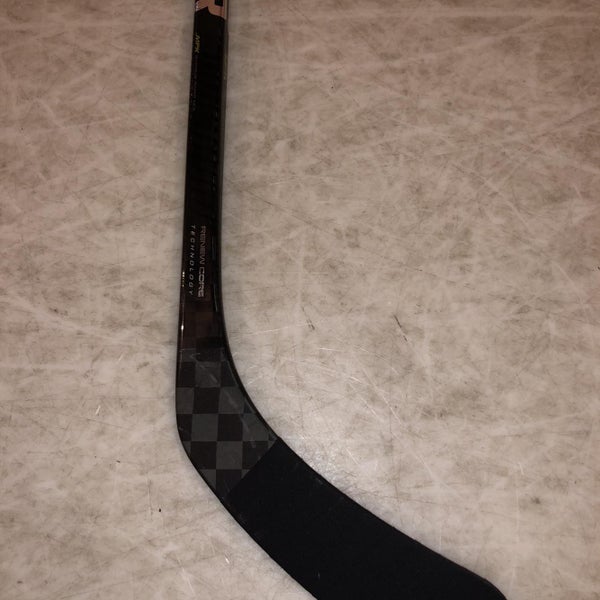 Senior Right Handed Supreme 2S Pro Mid Pattern Hockey Stick