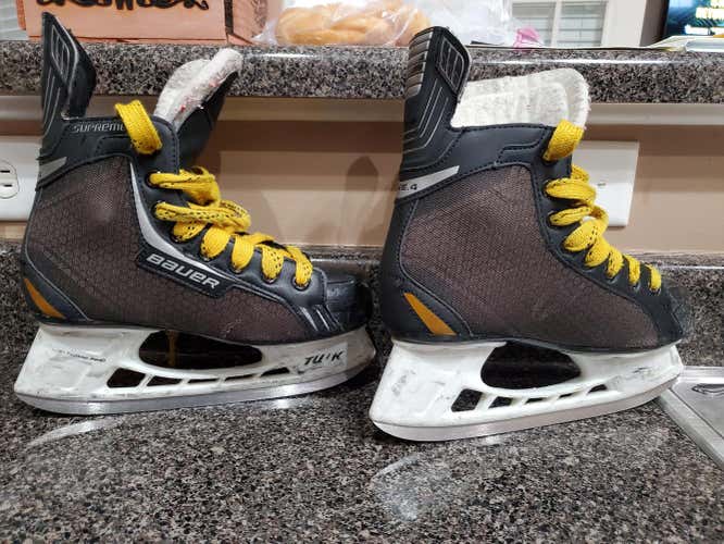 Used Junior Bauer Supreme Hockey Skates Regular Width Size 4