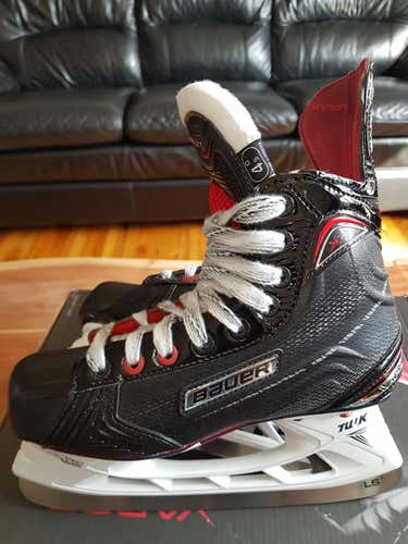 New Bauer Vapor X700 Hockey Skates Size 4.5