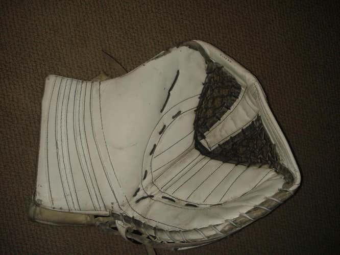 White Used Senior CCM Regular Extreme Flex Pro Trapper