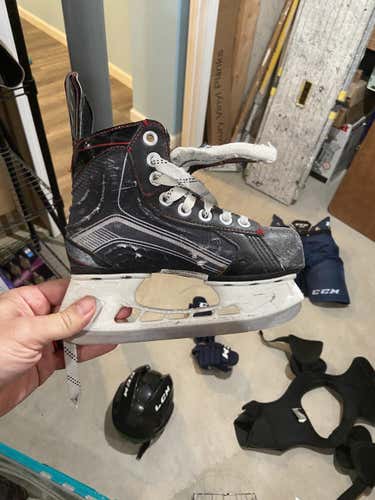 Used Youth Bauer Vapor X300 Hockey Skates Size 13.5