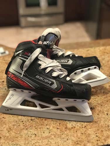Used Junior Bauer Vapor X2.7 Hockey Goalie Skates Regular Width Size 5.5