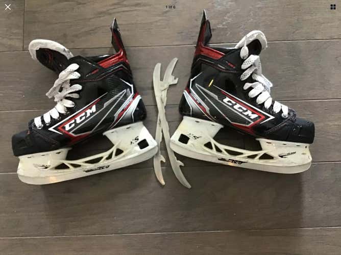 Used Junior CCM FT490 Hockey Skates Regular Width Size 4 w/ extra Quick change speedblades.