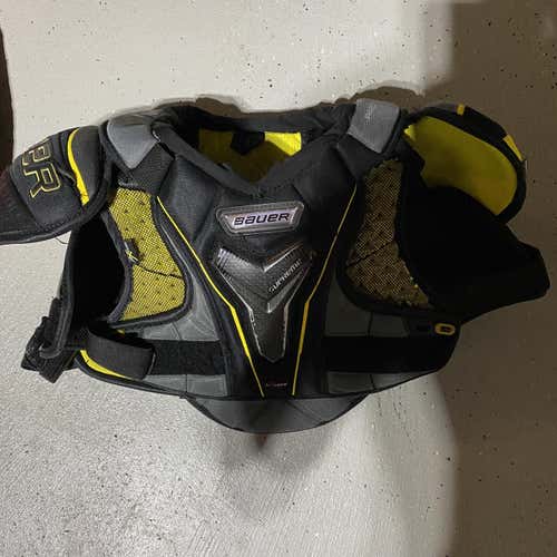 Senior Small Bauer Supreme 1S Shoulder Pads