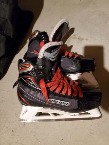 Used Senior Bauer Vapor x700 Goalie Skates Size 7.5