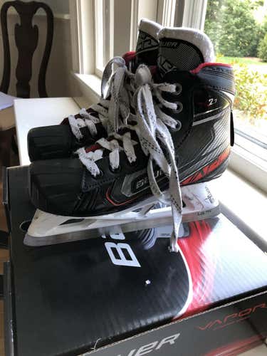 Used Junior Bauer Vapor x2.7 Goalie Skates Size 4
