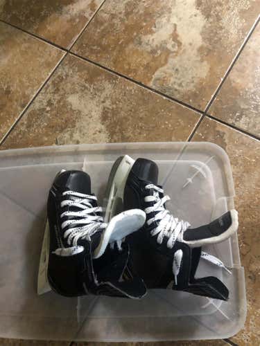 Junior Bauer Supreme One.4 Regular Width Size 4 Hockey Skates