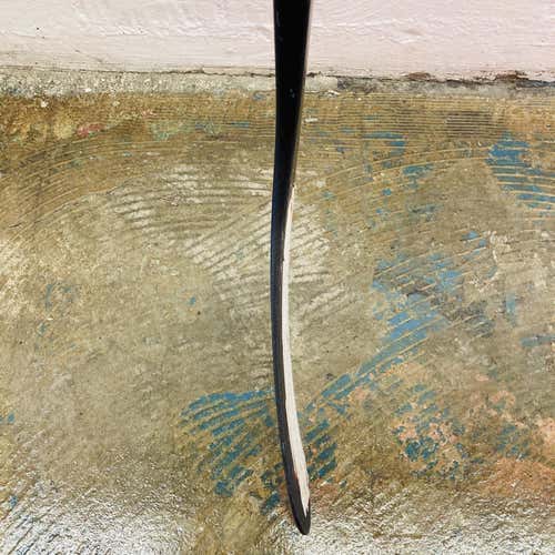 Used Right Handed mako Hockey Stick