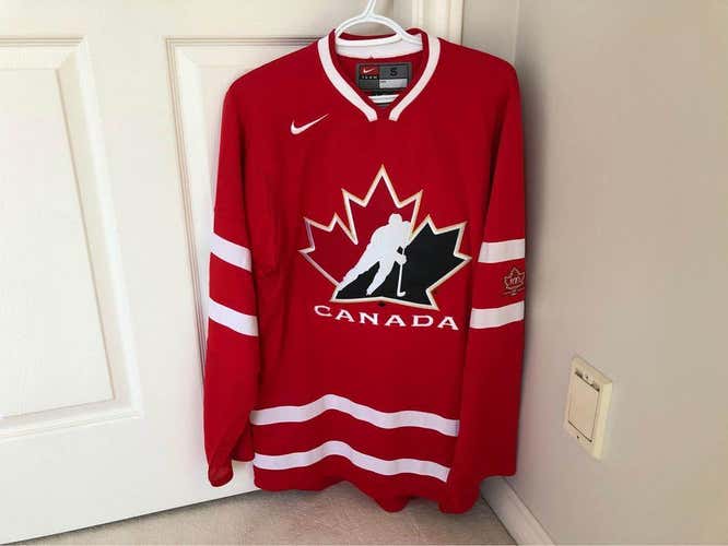 BNWOT Team Canada Nike Jersey - Men's Small/Size 46