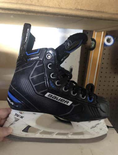 Youth Bauer Nexus 7000.   Size 4  Player Skates