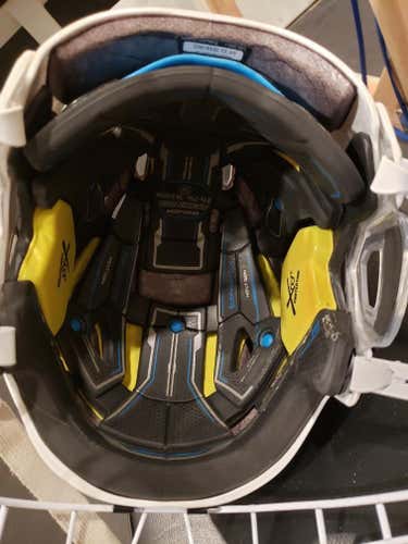 White Used Medium Bauer Re-Akt 200 Helmet