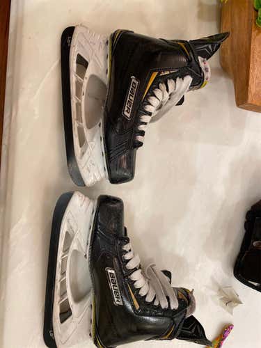 Junior Bauer Supreme Ignite Pro + Regular Width Size 6.5 Hockey Skates