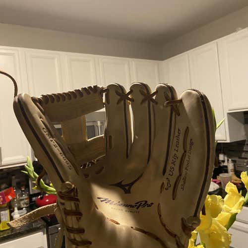 Used Infield Professional model Mizuno 11.75" Baseball Glove