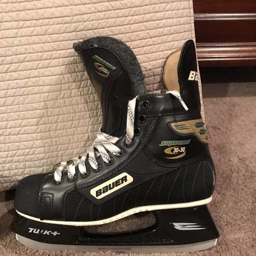 Senior Bauer Supreme 3030 Regular Width  Size 8 Hockey Skates