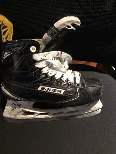 Junior Bauer Supreme 180 Extra Wide Width  Size 4 Hockey Skates