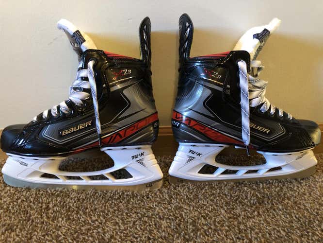 Senior New Bauer Vapor Hockey Skates Regular Width Size 5.5