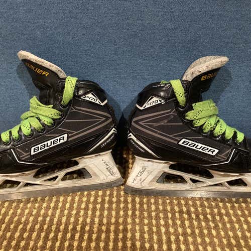 Junior Bauer Supreme S170 Regular Width  Size 2.5 Goalie Skates