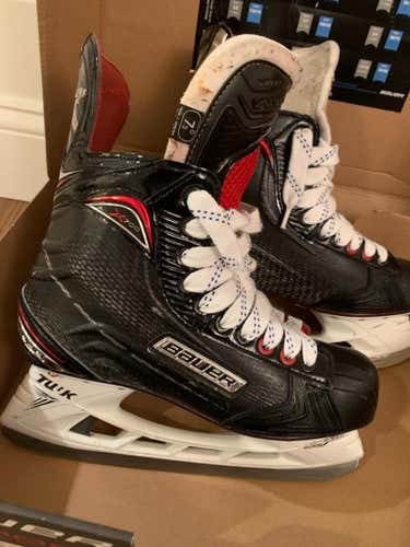 Senior Bauer Vapor X700 Regular Width  Size 7.5 Hockey Skates