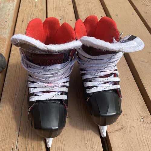 Bauer Vapor X2. 7 Goalie Skates With Black Steel Blades