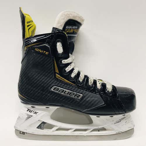 Junior Bauer Supreme Ignite Regular Width  Size 2.5 Hockey Skates