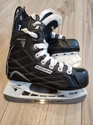 Used Youth Bauer Nexus 200 Hockey Skates Regular Width Size 13Y