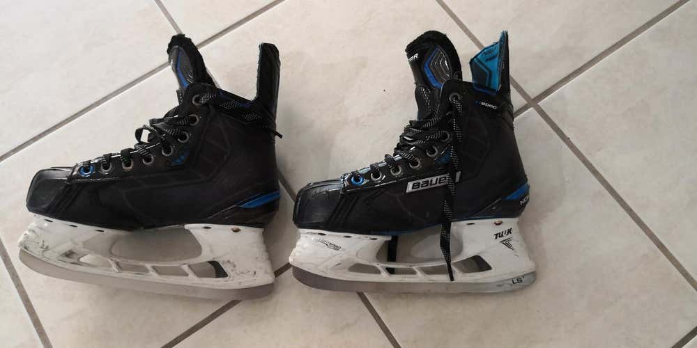 Used Junior Bauer Nexus 8000 Hockey Skates Extra Wide Width Size 4