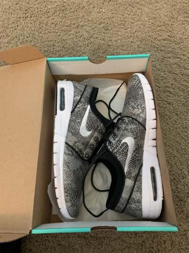 Men's Size 10 (Women's 11) Nike Shoes