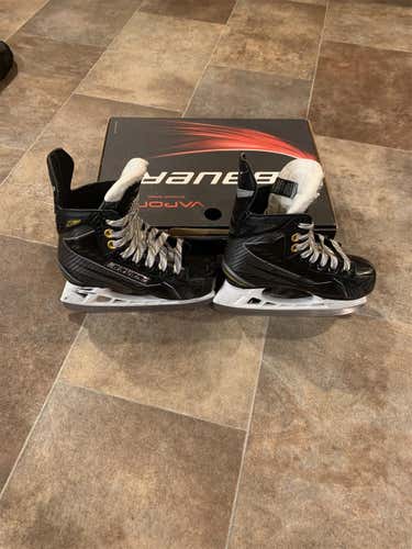 Youth Bauer Supreme 160 Regular Width  Size 11 Hockey Skates