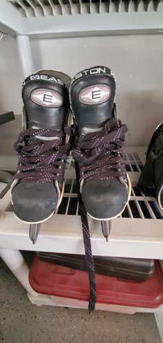Used Junior Easton Ultra Lite  Hockey Skates Regular Width Size 4