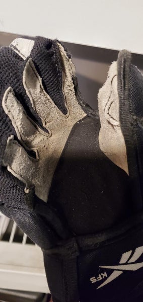 Black Used Junior Reebok 5K Gloves 11"