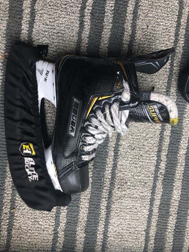Senior Bauer Supreme 2S Regular Width  Size 6 Hockey Skates
