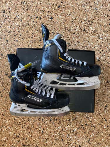Senior Bauer Supreme 2S Regular Width  Size 8.5 Hockey Skates