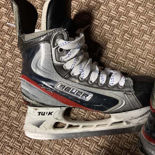 Senior Bauer Vapor APX Regular Width Pro Stock Size 6.5 Hockey Skates