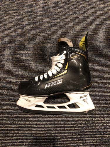 Senior Bauer Ignite pro + Regular Width Size 7 Hockey Skates