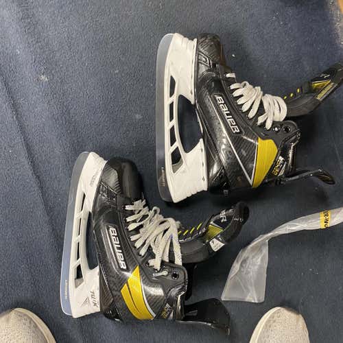 Senior Bauer Ultrasonic Size 9 Hockey Skates