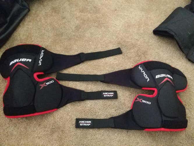 Barely Used Senior Bauer X900 knee guards