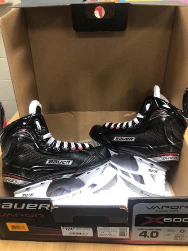 Junior Bauer Vapor X600 Regular Width  Size 4 Hockey Skates