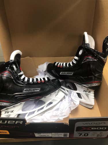 Senior Bauer Vapor X600 Regular Width  Size 7 Hockey Skates