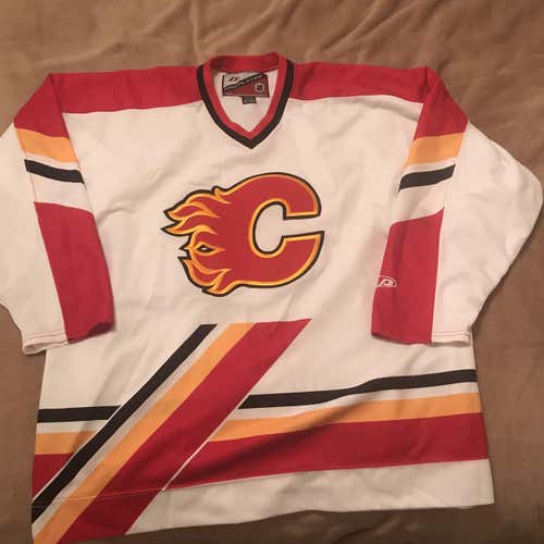 Calgary Flames NHL Pro Player XL Pedestal Hockey Jersey 1999-2000 RARE MIC