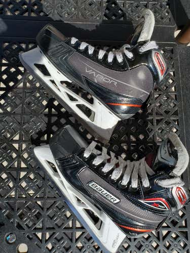 Used Junior Bauer Vapor X700 Hockey Goalie Skates Regular Width Size 4